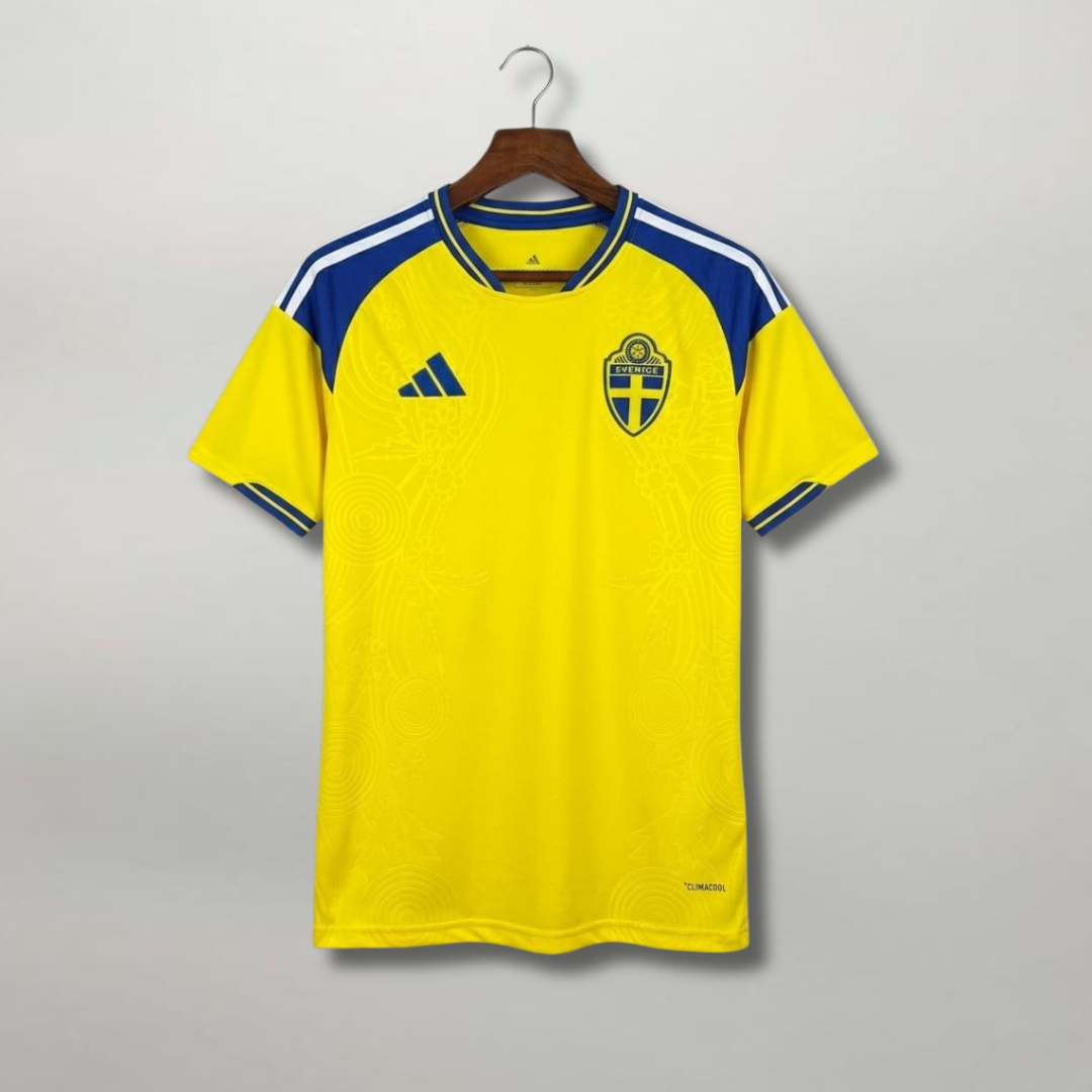 Maglia_Svezia_Home_2026_gialla_Adidas_con_dettagli_blu_e_pattern_floreale.png