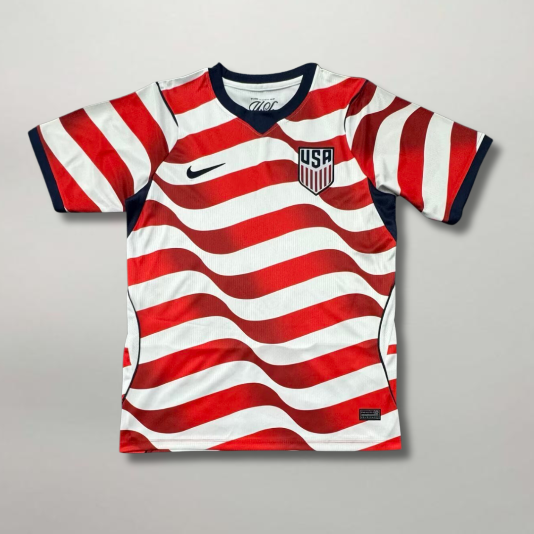 Maglia_USA_Home_2026_bianca_Sail_Nike_con_onde_rosse_Stars_and_Stripes.png