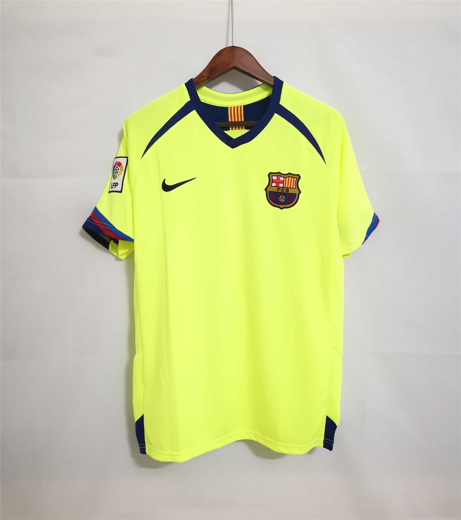 Maglia_vintage_Barcellona_2005_06_vista_frontale_colore_giallo_con_dettagli_blu_rossi.jpg