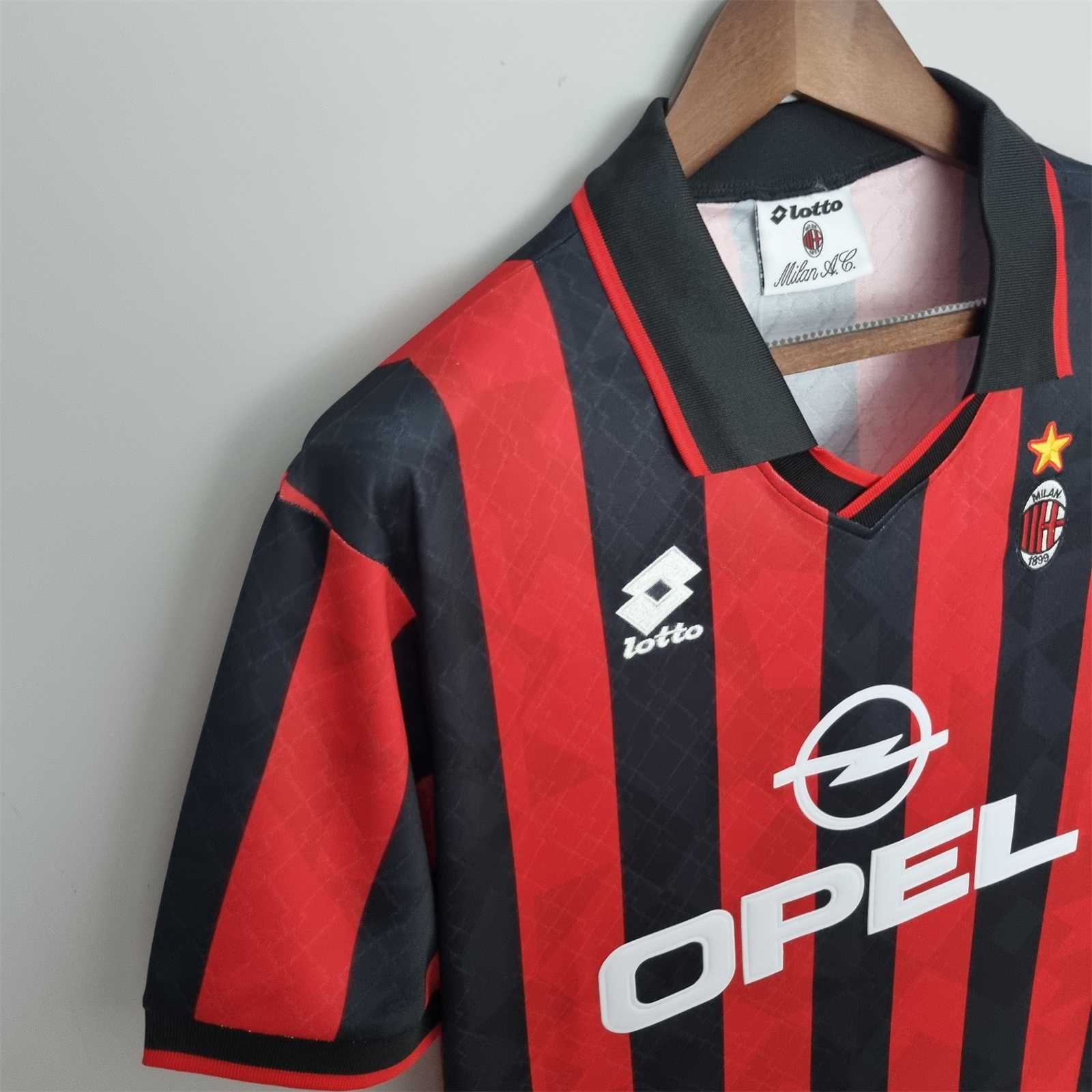 Milan_con_stella_dorata_su_tessuto_a_strisce_rosse_e_nere.jpg