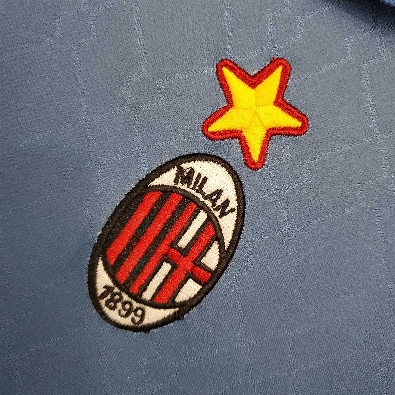 Primo_piano_dello_stemma_del_Milan_con_stella_ricamata_su_maglia_blu_1995_96.jpg