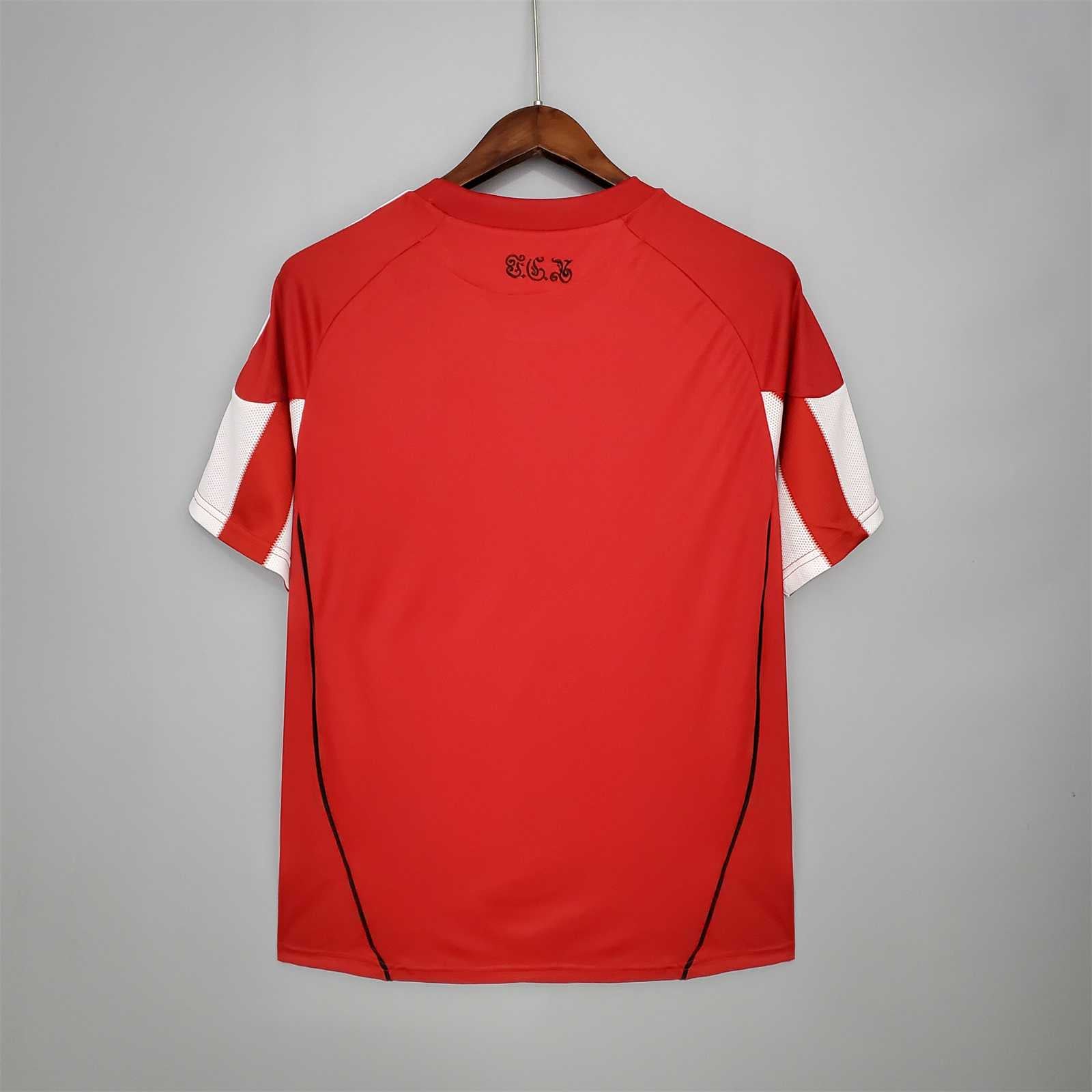 Retro_della_maglia_Bayern_Monaco_2010_11_rossa_con_dettagli_bianchi_e_bordo_inferiore_rifinito.jpg