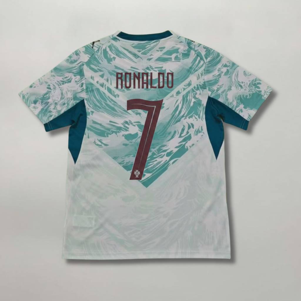 Retro_della_maglia_bianca_da_trasferta_del_Portogallo_2026_con_nome_Ronaldo_e_numero_7_rosso_scuro.jpg