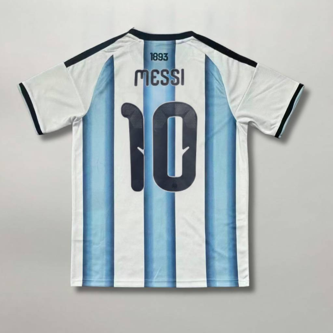 Retro_della_maglia_bianco-celeste_Argentina_2026_con_il_nome_Messi_e_il_numero_10_stampati_in_nero.png
