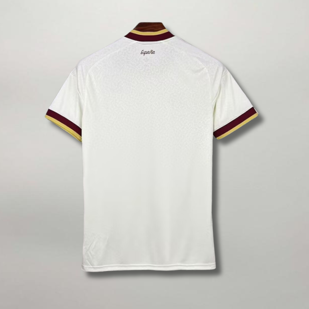 Retro_della_maglia_chiara_da_trasferta_della_nazionale_spagnola_2026_con_finiture_sulle_maniche.png