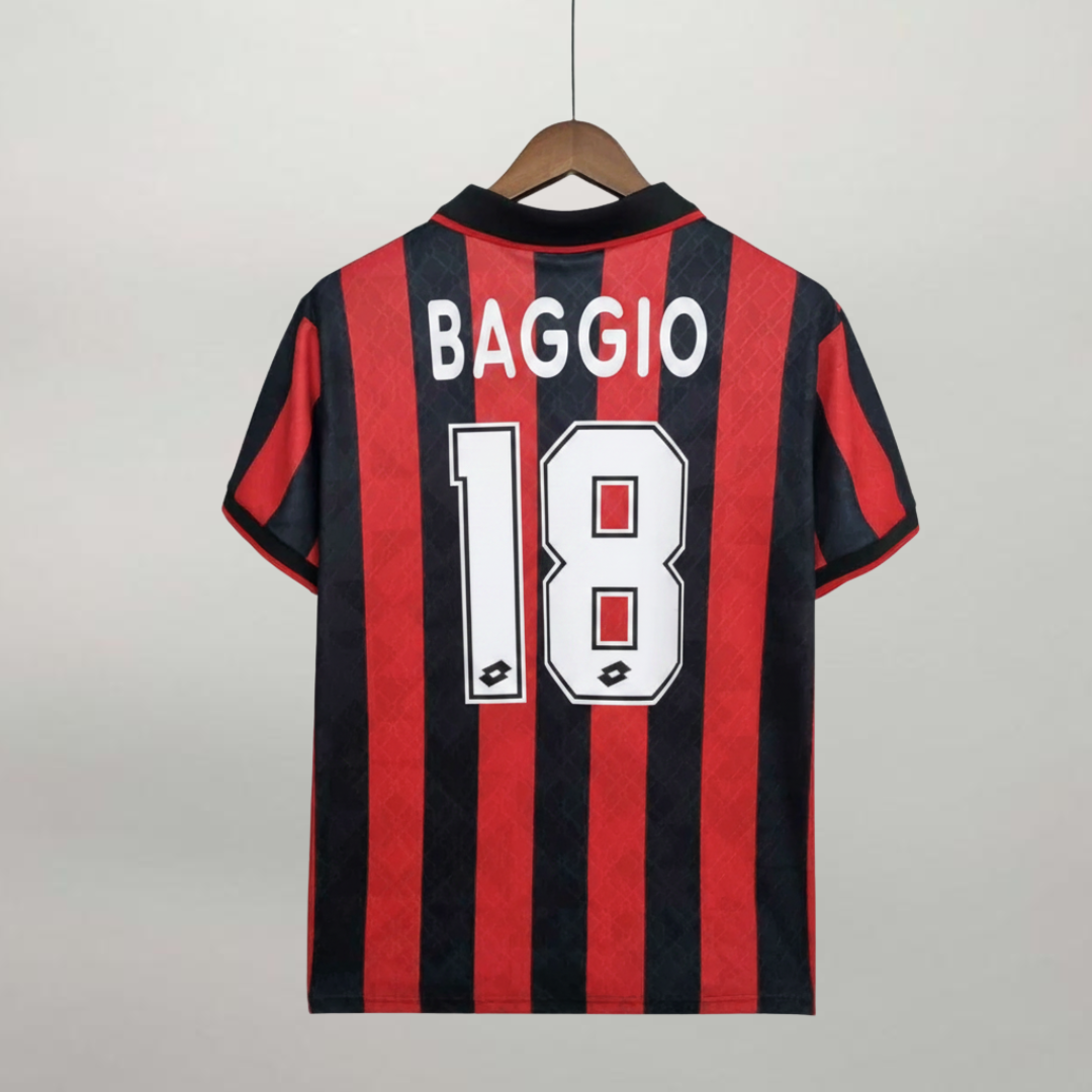Retro_della_maglia_home_del_Milan_1995_96_con_nome_Baggio_e_numero_18_bianco.png