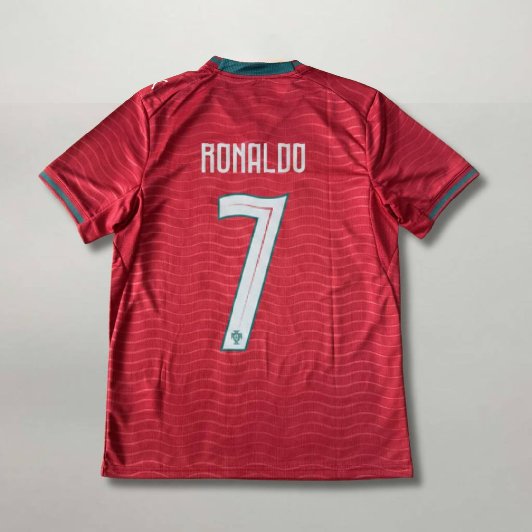 Retro_della_maglia_rossa_Portogallo_2026_con_il_nome_Ronaldo_e_il_numero_7_impressi_in_verde_chiaro.png
