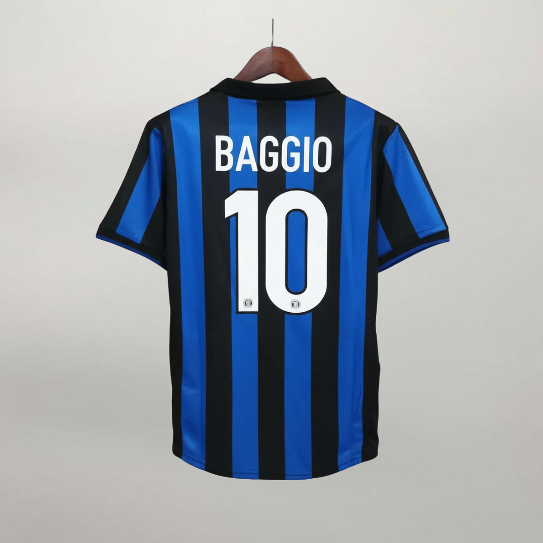 Retro_maglia_Inter_1998_99_Baggio_numero_10_bianco_su_strisce_nerazzurre.png
