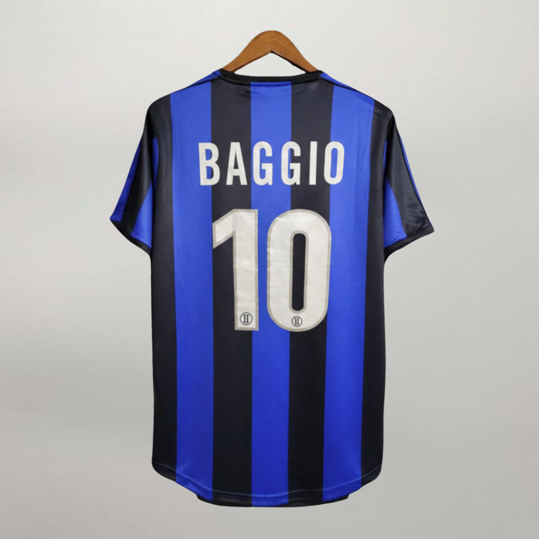 Retro_maglia_Inter_1999_00_Baggio_numero_10_bianco_su_strisce_nerazzurre.png