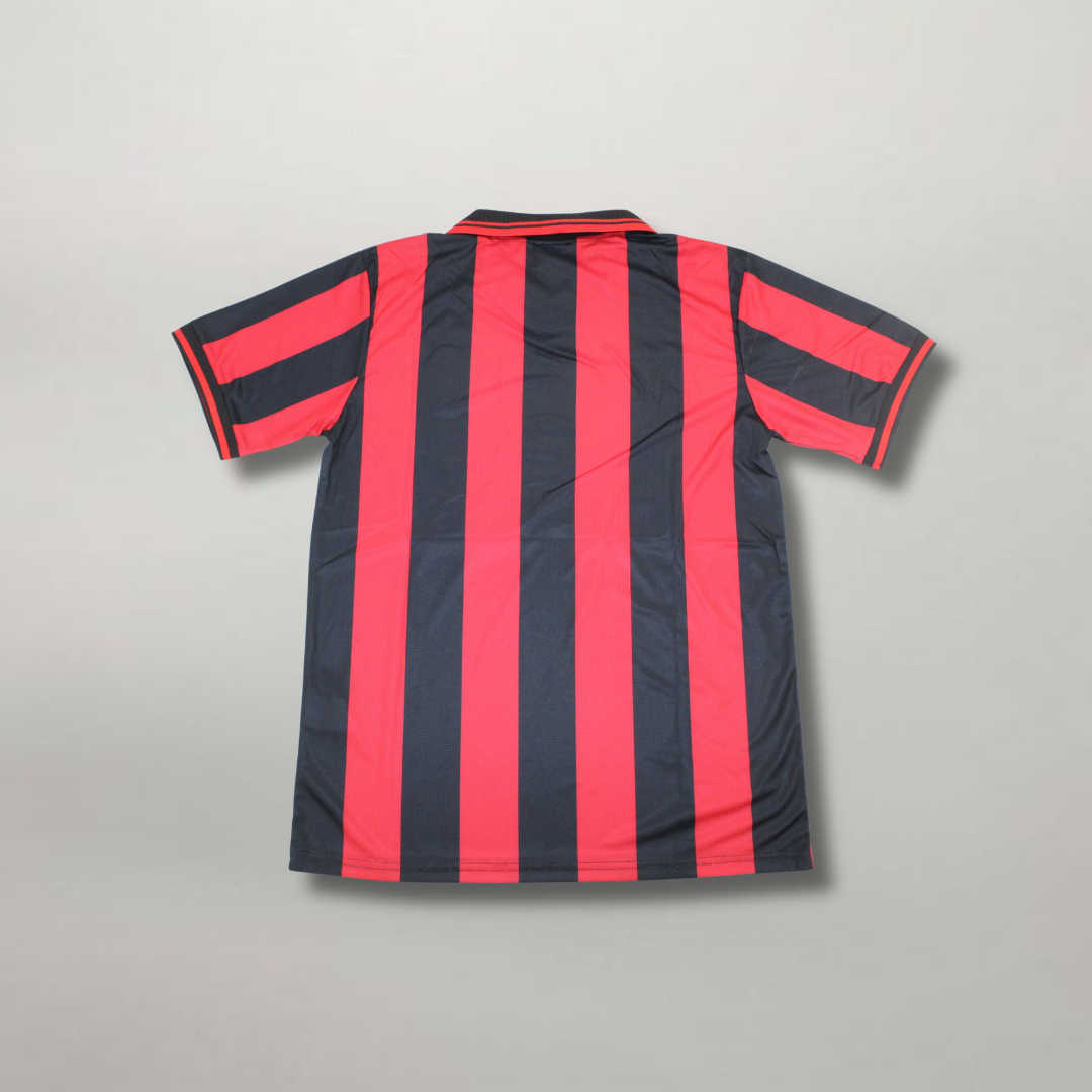 Retro_maglia_Milan_1997_98_stile_calcio_italiano_vintage.png