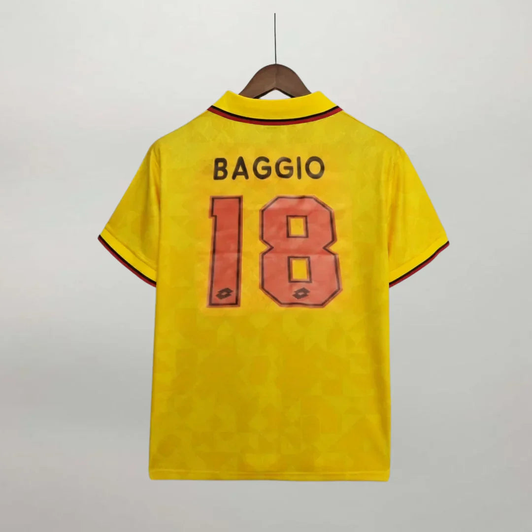 Retro_maglia_Milan_Baggio_1995_96_numero_18_su_sfondo_giallo_vintage.jpg