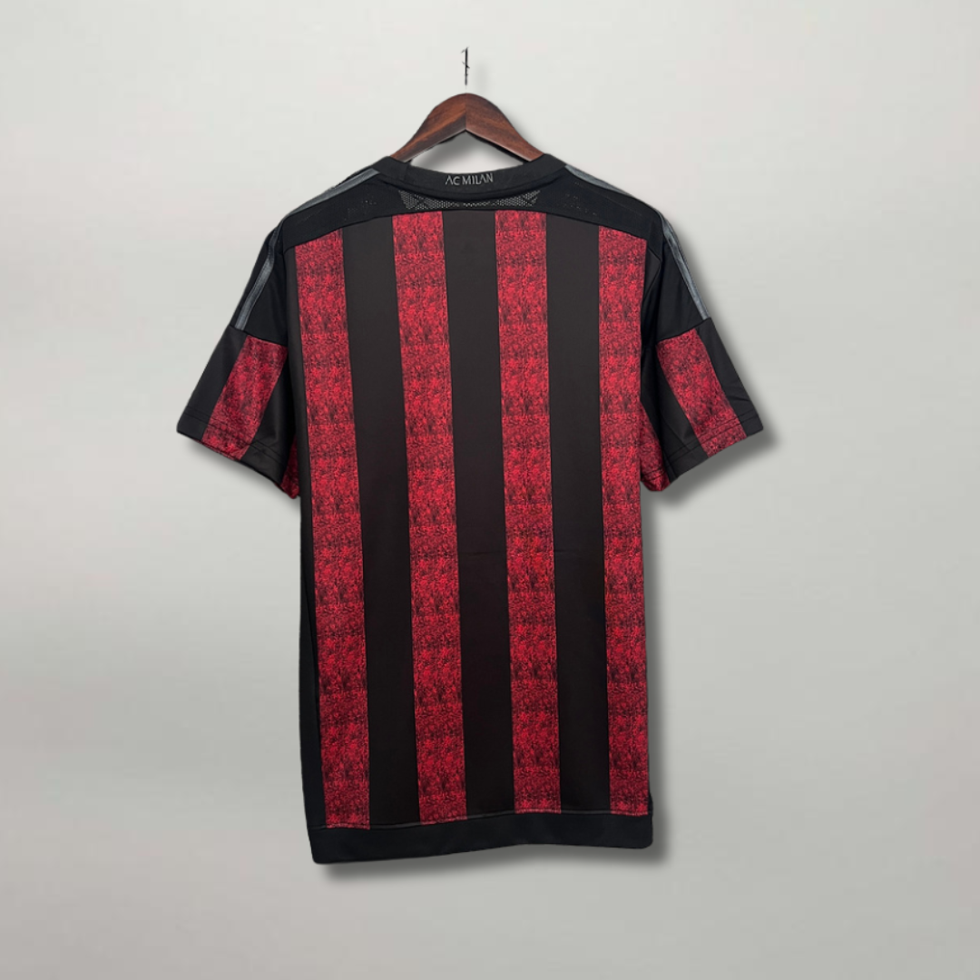 Retro_maglia_Milan_stagione_2015_16_stile_moderno.png