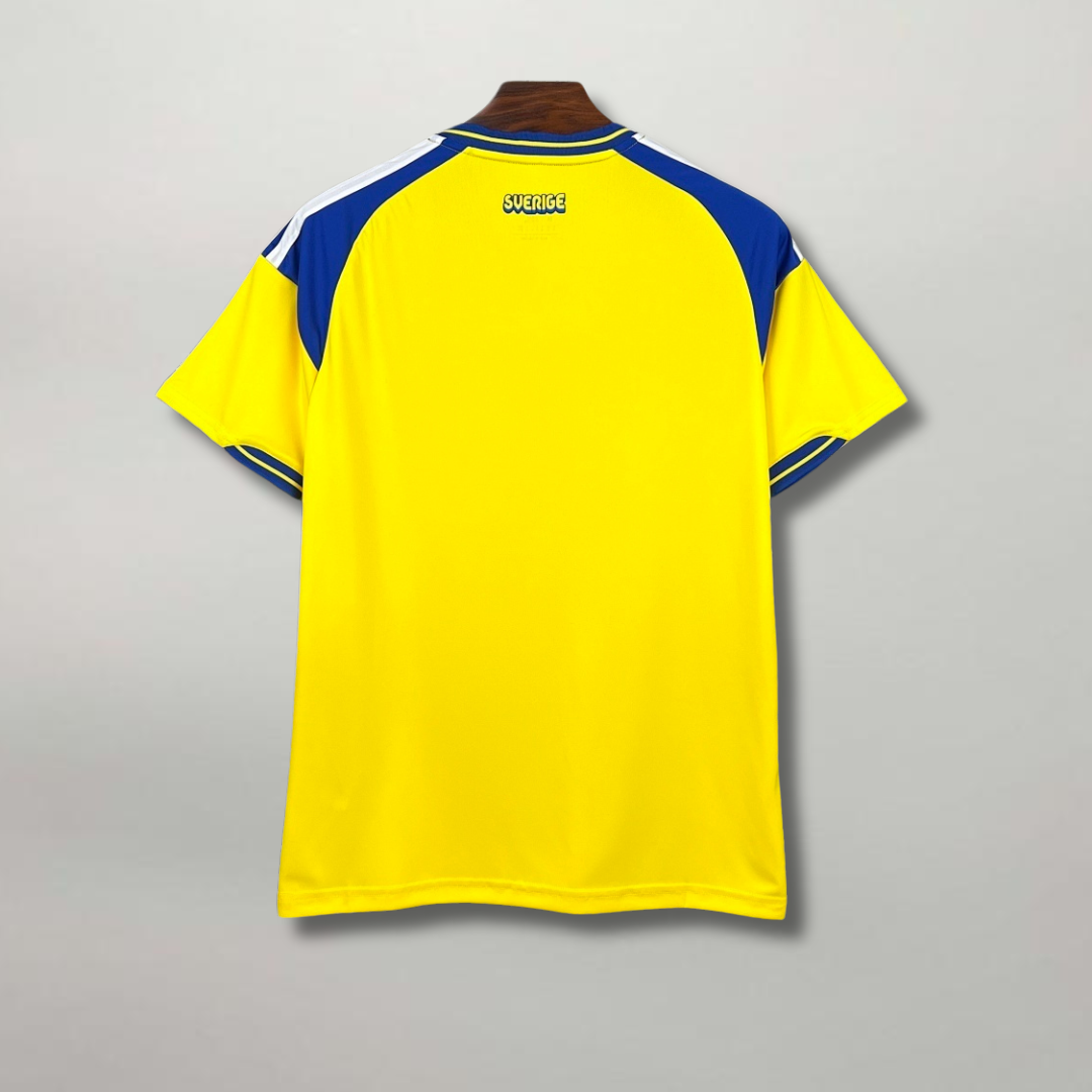 Retro_maglia_Svezia_Home_2026_gialla_con_spalle_Adidas_oversize.png