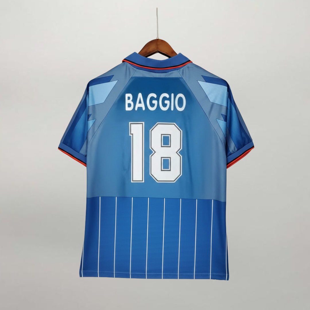 Retro_maglia_blu_Milan_1995_96_numero_18_Baggio_con_dettagli_bianchi_e_rossi.png