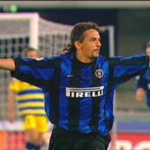 Roberto_Baggio_esulta_con_la_maglia_nerazzurra_nella_stagione_1999_00.jpg