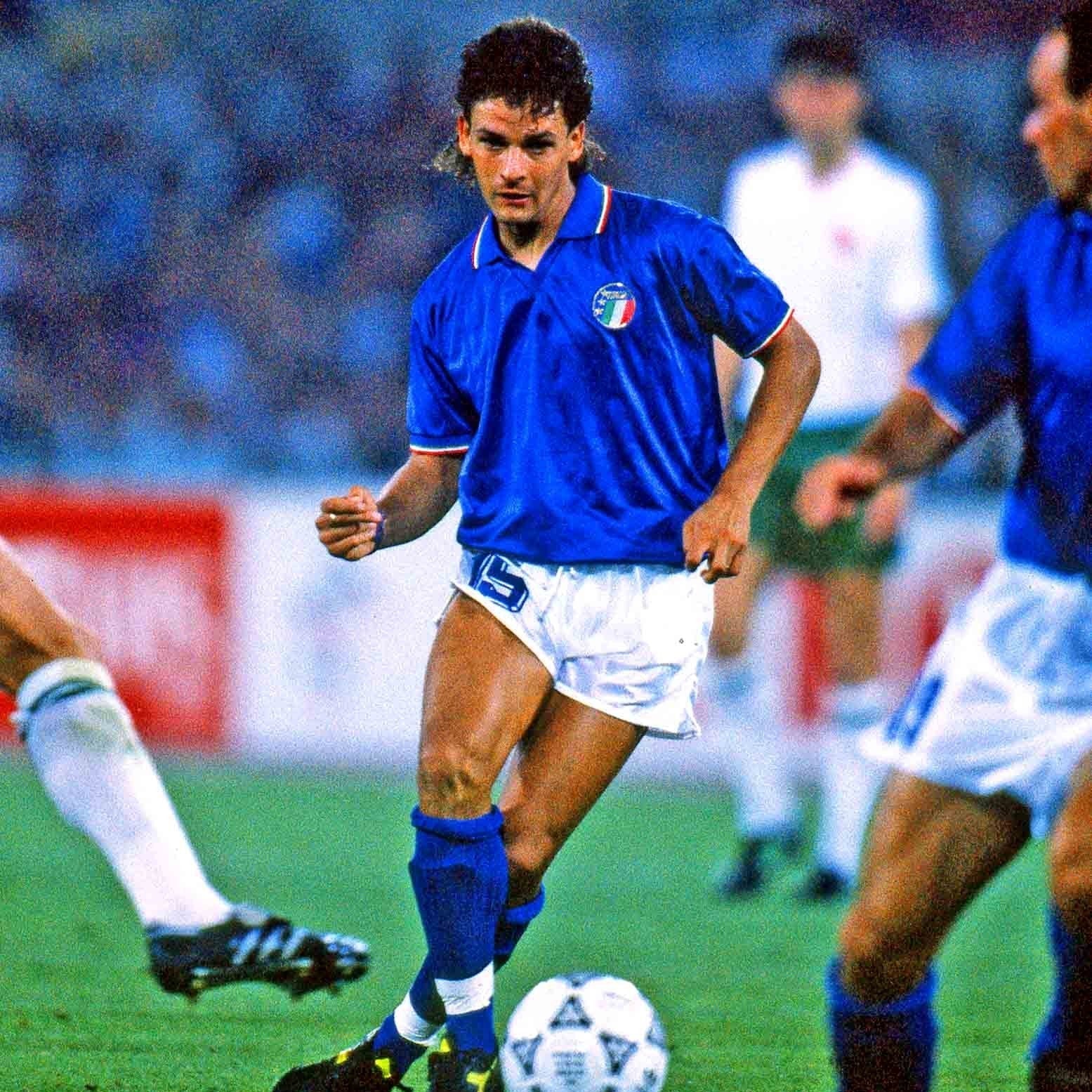 Roberto_Baggio_esulta_dopo_il_gol_leggendario_a_Italia_90_con_la_maglia_azzurra.jpg