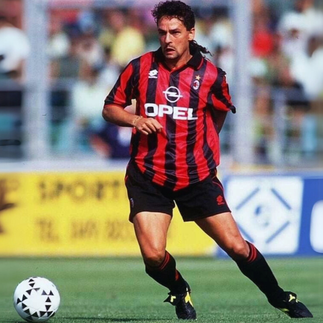 Roberto_Baggio_in_azione_con_la_maglia_casalinga_del_Milan_nella_stagione_1995_96.png
