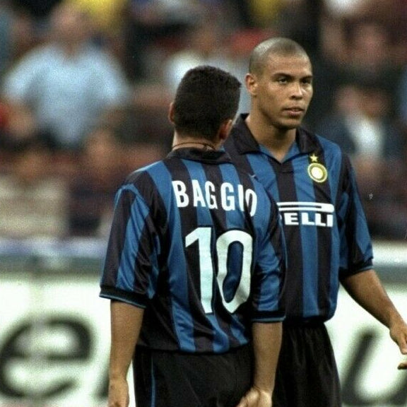 Roberto_Baggio_in_azione_con_la_maglia_dell_Inter_durante_la_stagione_1998_99.jpg