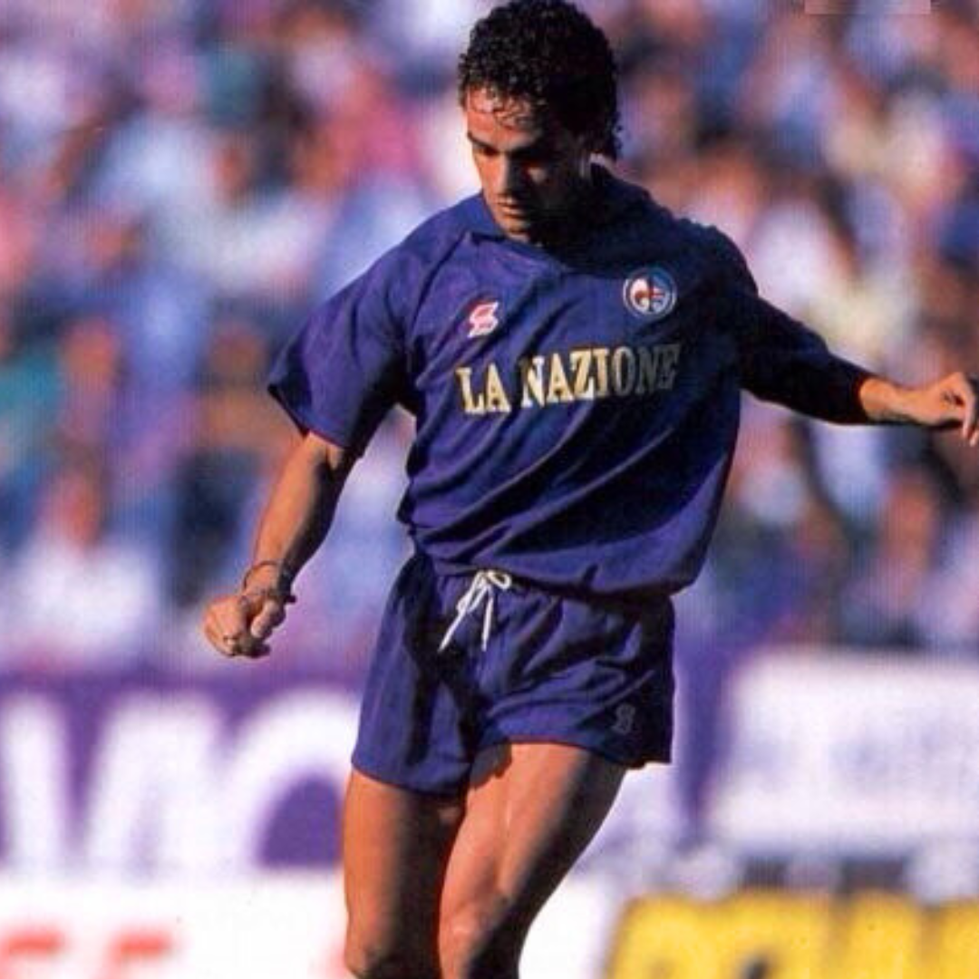 Roberto_Baggio_in_azione_con_la_maglia_viola_della_Fiorentina_nella_stagione_1989_90.png
