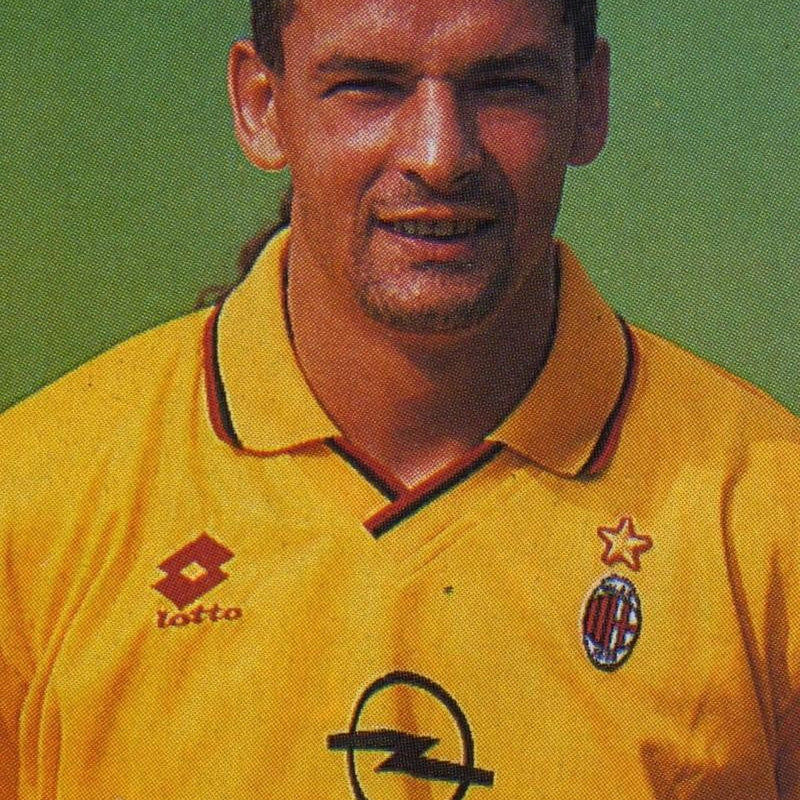 Roberto_Baggio_in_azione_con_la_terza_maglia_gialla_del_Milan_nella_stagione_1995_96.jpg