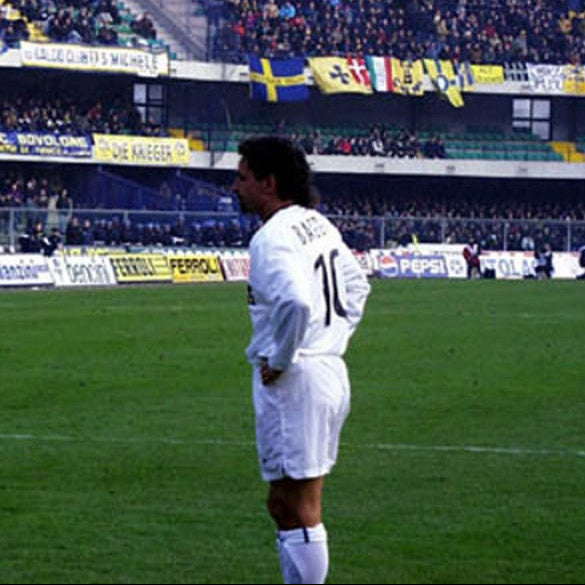 Roberto_Baggio_in_campo_con_la_maglia_away_bianca_dell_Inter_nella_stagione_1998_99.jpg