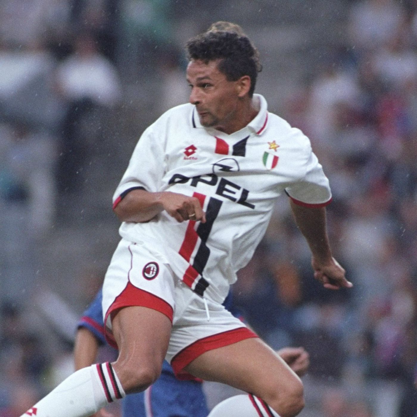 Roberto_Baggio_in_campo_con_la_maglia_bianca_da_trasferta_del_Milan_1996_97.jpg