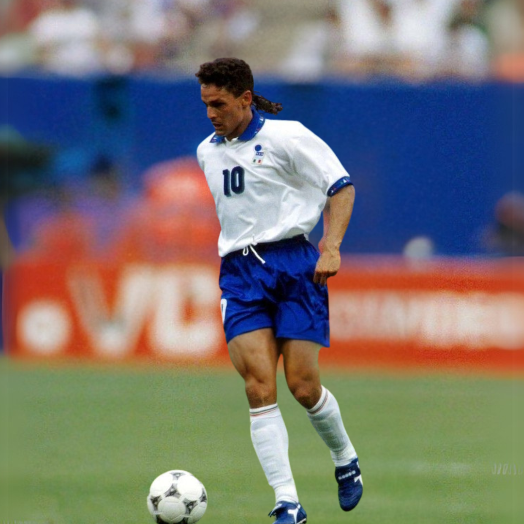 Roberto_Baggio_in_campo_con_la_maglia_bianca_dell_Italia_a_USA_94._6498bc98-b84b-4a36-8234-00196c951c3b.png