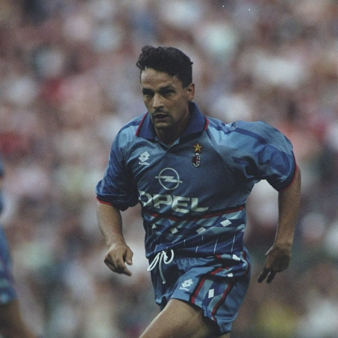 Roberto_Baggio_in_campo_con_la_quarta_maglia_blu_del_Milan_stagione_1995_96.jpg