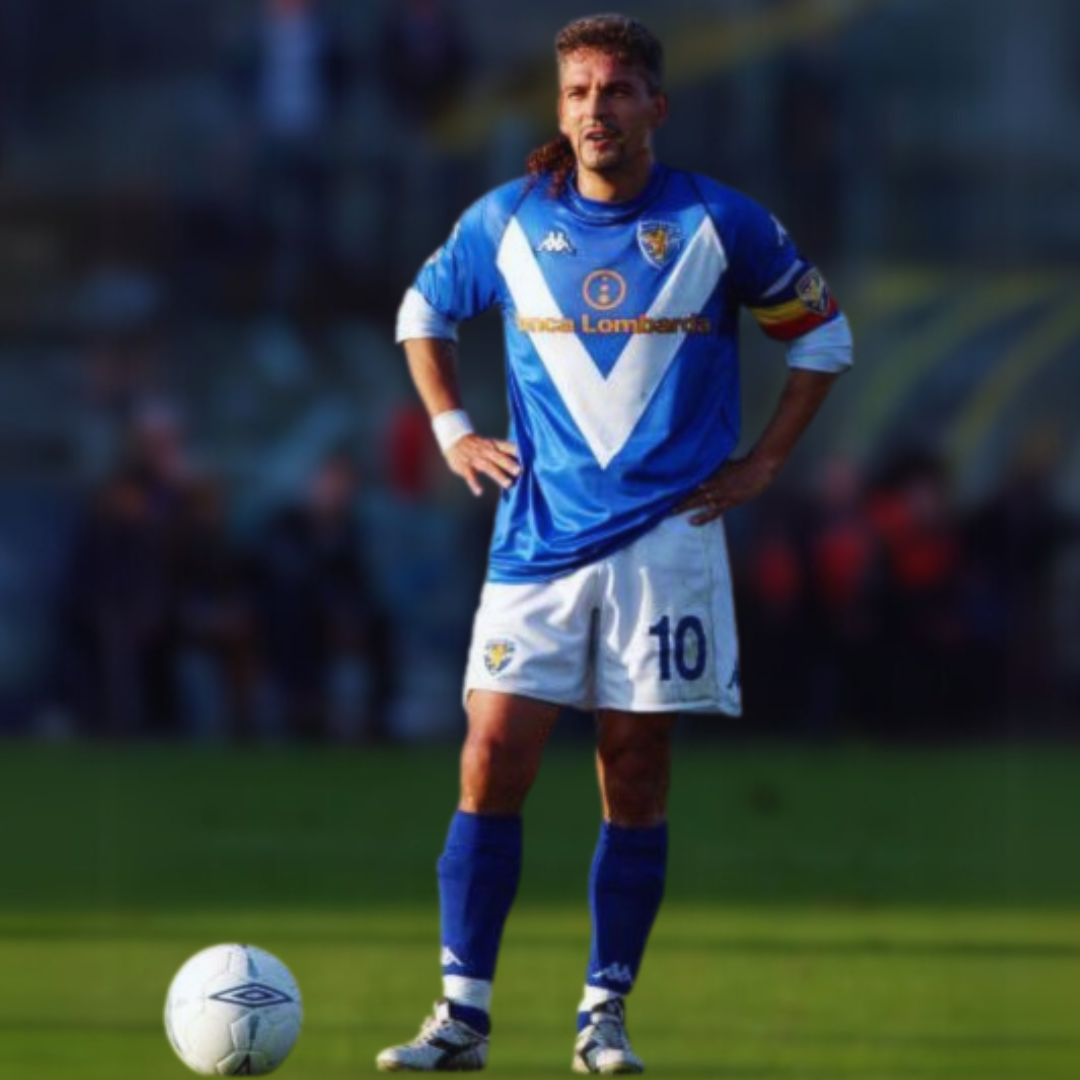 Roberto_Baggio_saluta_i_tifosi_indossando_la_maglia_del_Brescia_nella_sua_ultima_partita._01e0f9ef-384c-40a2-b77e-2c37a0a53883.png