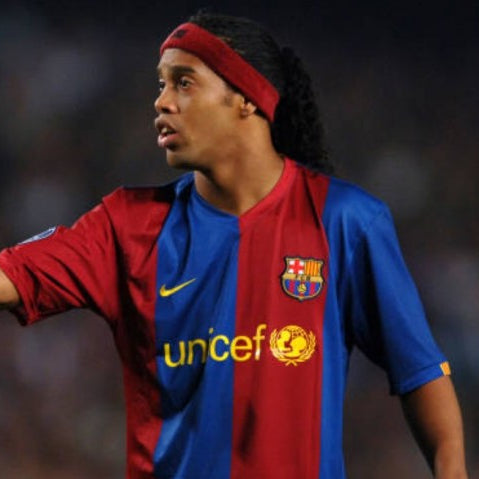 Ronaldinho_Barcellona_2006_07_in_azione_con_maglia_home_blaugrana.jpg
