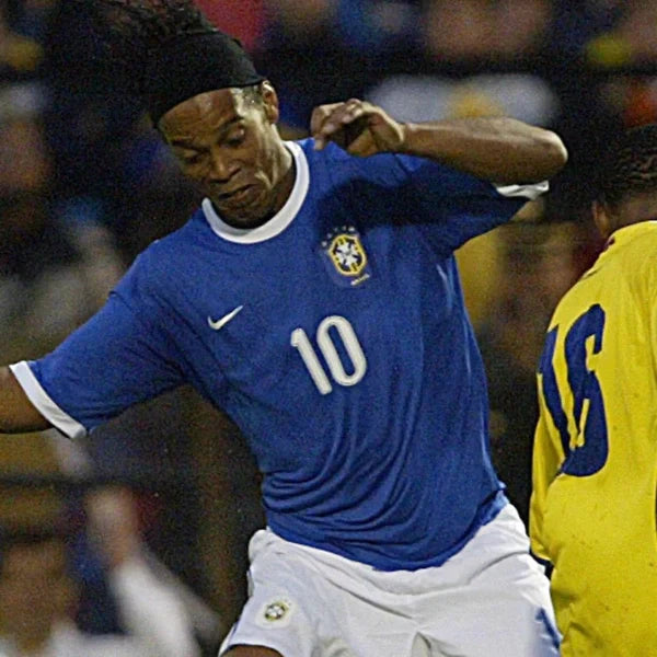 Ronaldinho_Brasile_2010_in_azione_con_maglia_away_blu.jpg