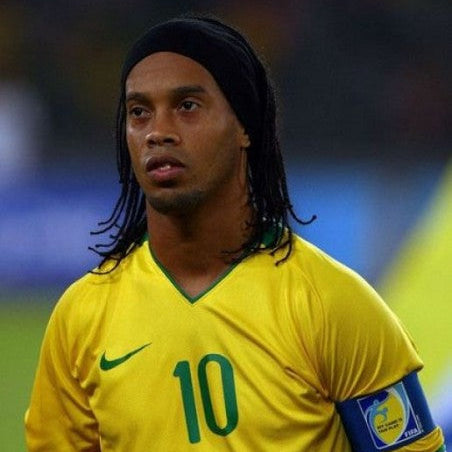 Ronaldinho_Brasile_2010_in_azione_con_maglia_home_gialla.jpg