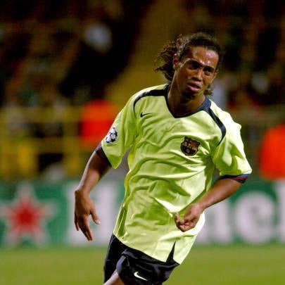 Ronaldinho_con_maglia_Barcellona_Away_2005_06_durante_partita.jpg