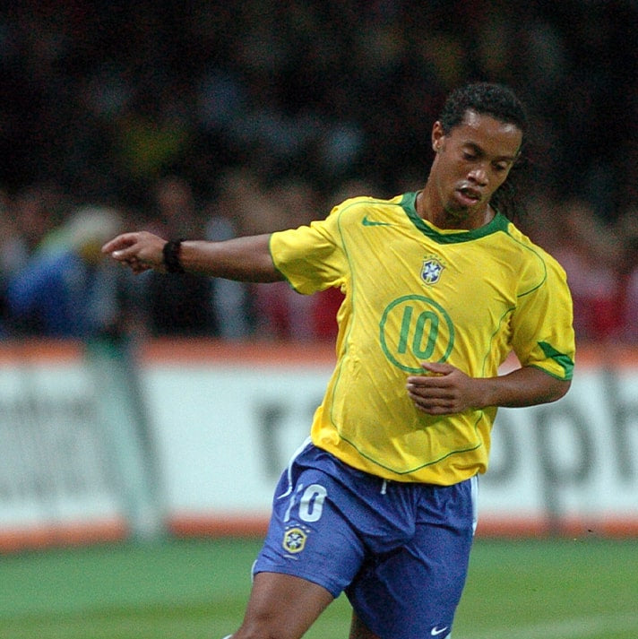 Ronaldinho_con_maglia_Brasile_2004_durante_partita.jpg
