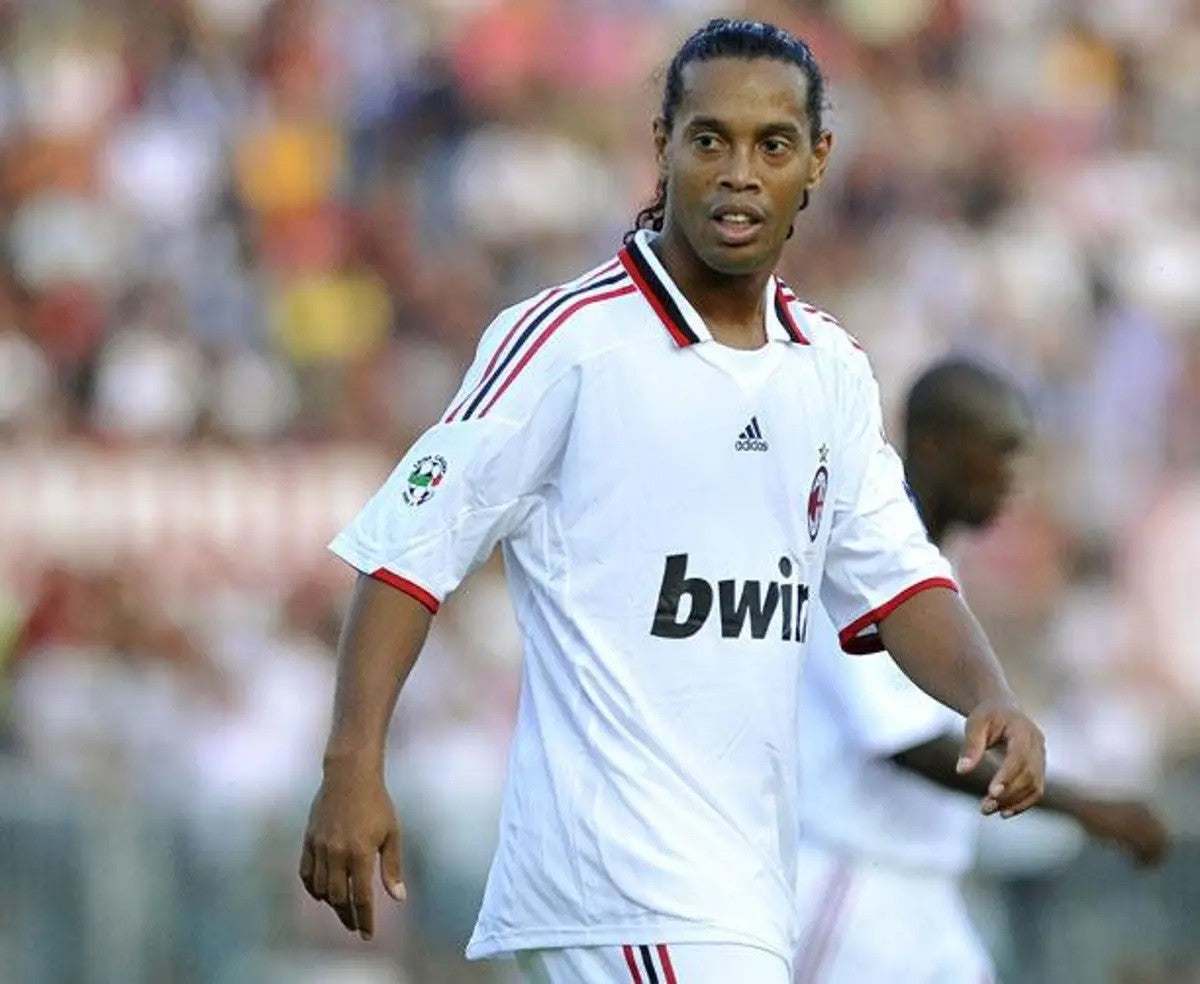 Ronaldinho_con_maglia_Milan_away_2009_10_durante_partita_ufficiale.jpg