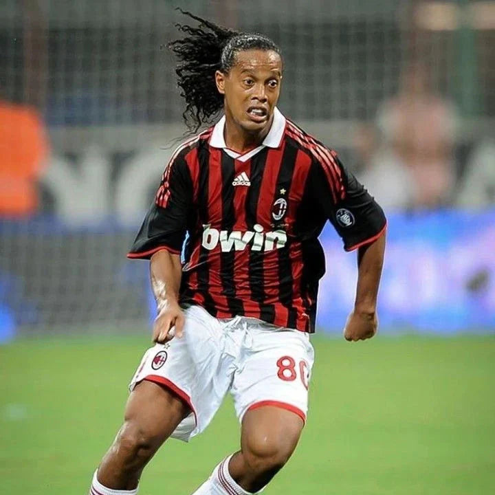 Ronaldinho_con_maglia_Milan_home_2008_09_durante_partita_ufficiale.jpg