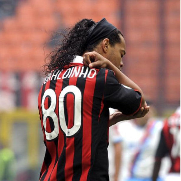 Ronaldinho_con_maglia_Milan_home_2009_10_durante_partita_ufficiale.jpg