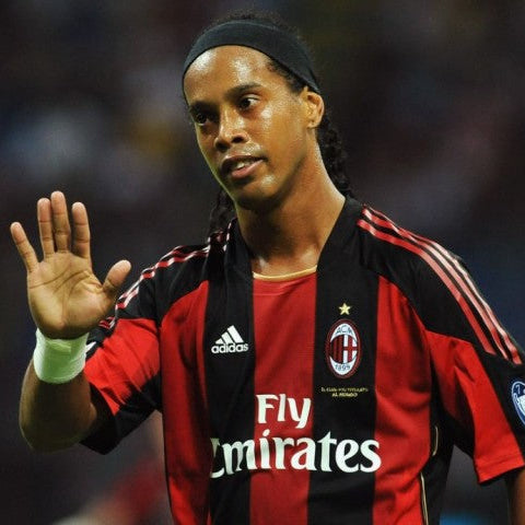 Ronaldinho_con_maglia_Milan_home_2010_11_durante_partita_ufficiale.jpg