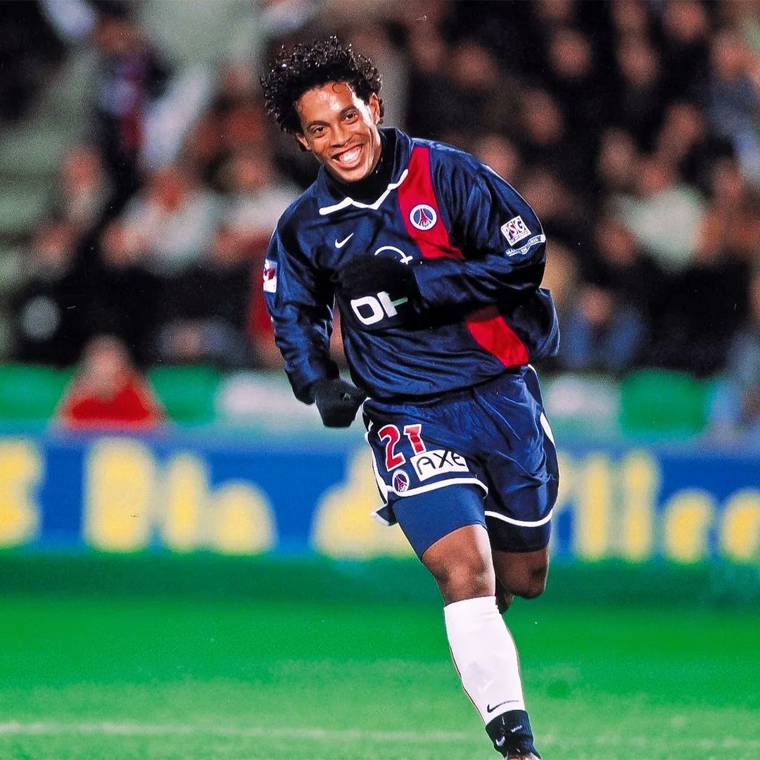 Ronaldinho_con_maglia_PSG_2001_02_home_durante_partita_ufficiale.jpg