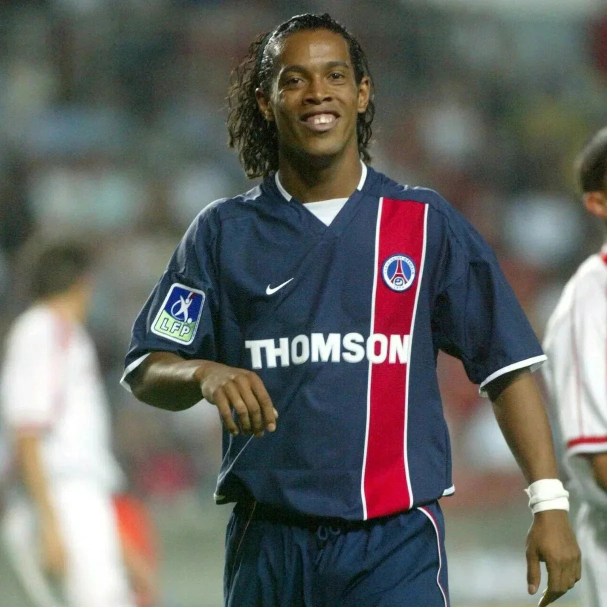 Ronaldinho_con_maglia_PSG_home_2002_03_durante_partita_ufficiale.jpg