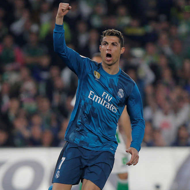 Ronaldo_che_esulta_indossando_il_kit_third_turchese_del_Real_Madrid_durante_la_stagione_2017_18.jpg