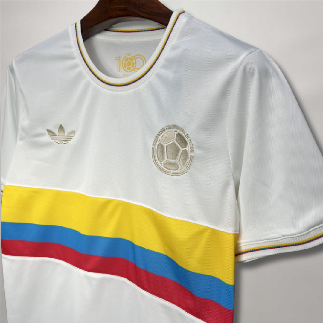 Tessuto_maglia_Colombia_100_anni_close-up_con_rifiniture_dorate.png