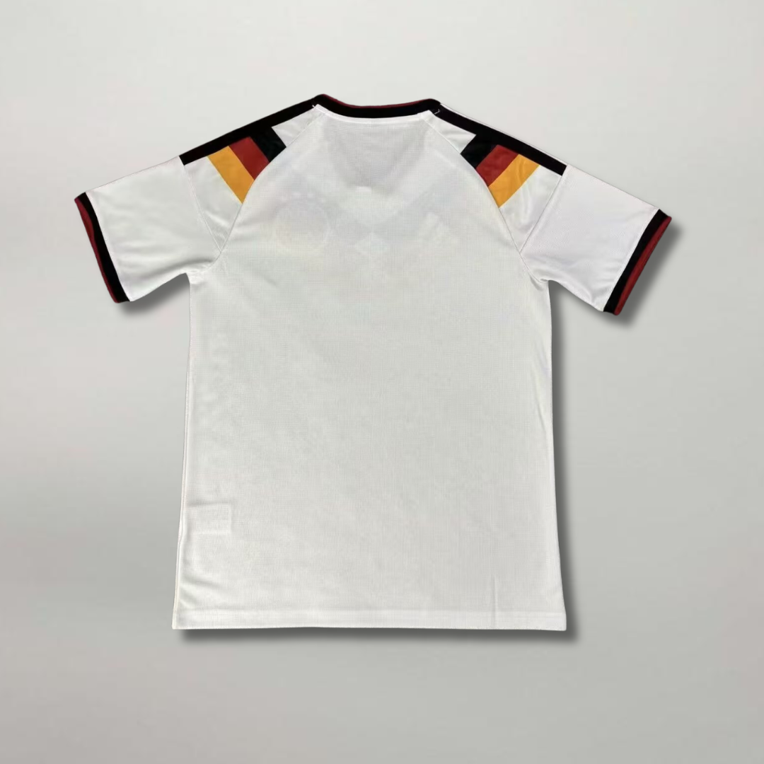 Vista_posteriore_della_maglia_bianca_della_nazionale_tedesca_2026_con_dettagli_tricolore_sul_colletto.png
