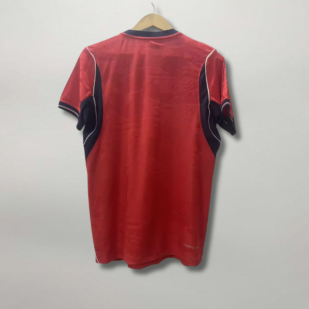 Vista_posteriore_della_maglia_da_trasferta_inglese_2026_con_finiture_sul_colletto_e_tessuto_traspirante.png