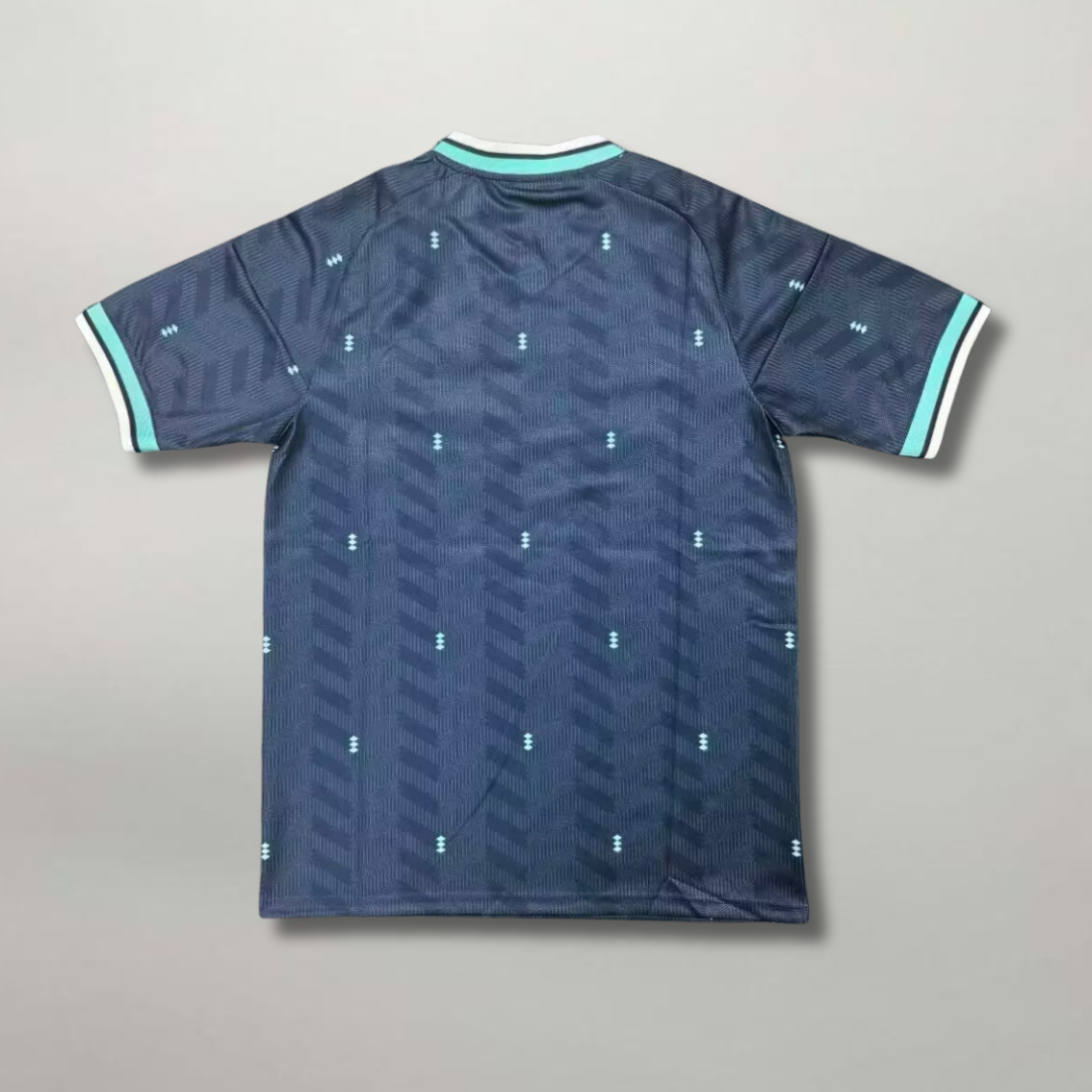 Vista_posteriore_della_maglia_da_trasferta_tedesca_2026_con_motivo_grafico_geometrico_all-over.png