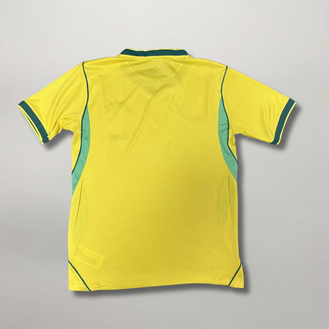 Vista_posteriore_della_maglia_gialla_della_nazionale_brasiliana_2026_con_rifiniture_laterali_verdi.png