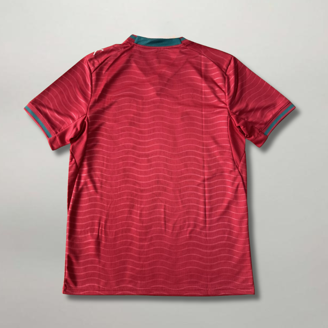 Vista_posteriore_della_maglia_rossa_nazionale_portoghese_2026_con_tessuto_tecnico_traspirante.png