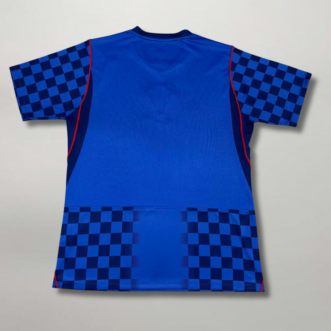 Vista_posteriore_della_seconda_divisa_croata_2026_blu_con_trame_geometriche_all-over_e_tessuto_traspirante.png