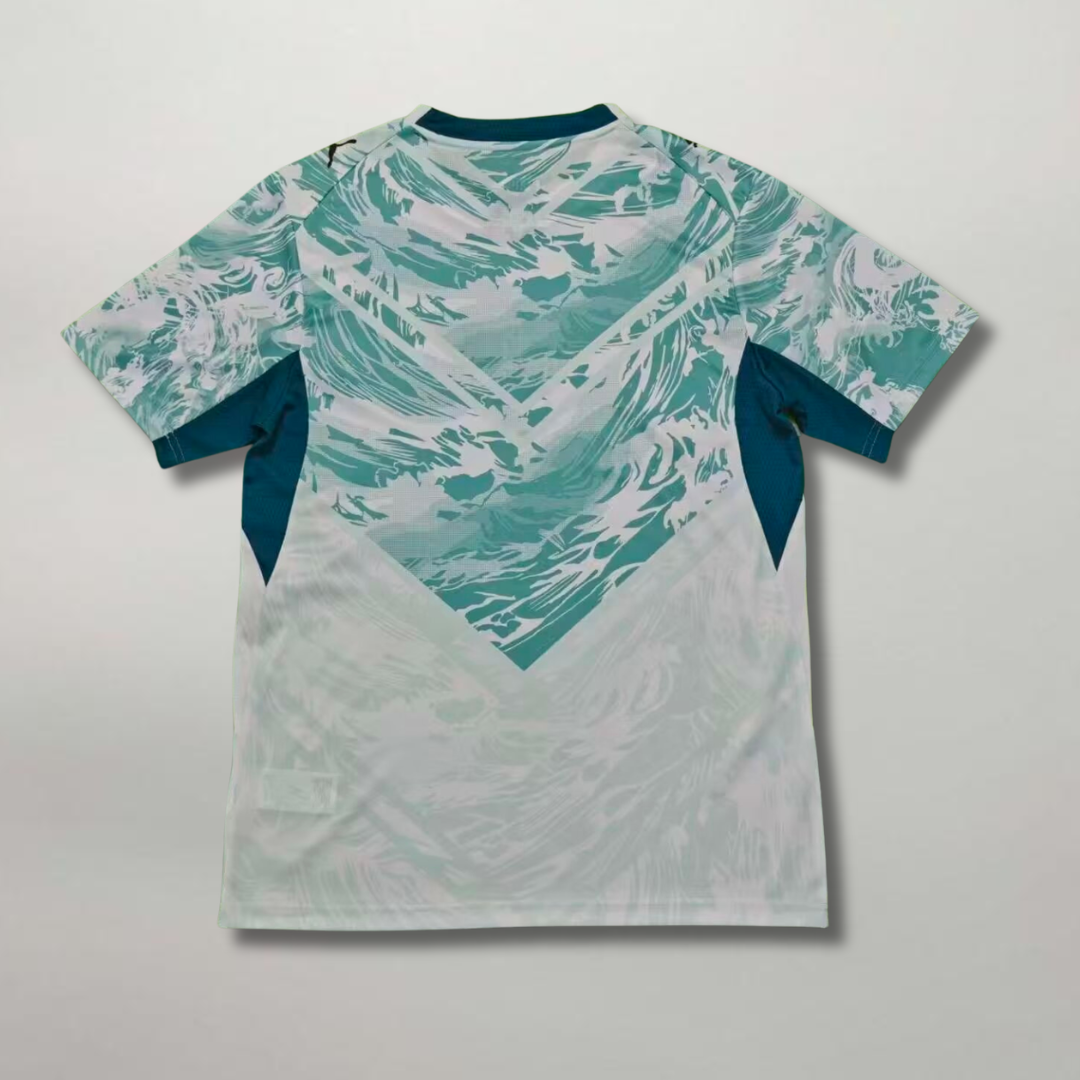 Vista_posteriore_della_seconda_maglia_portoghese_2026_con_motivo_artistico_all-over_e_tessuto_traspirante.png