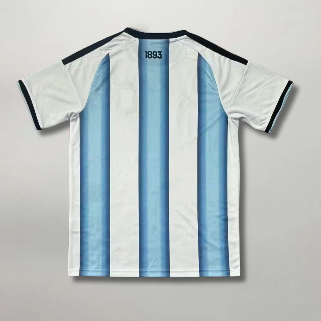 Vista_posteriore_prima_divisa_argentina_2026_a_strisce_verticali_con_colletto_bicolore